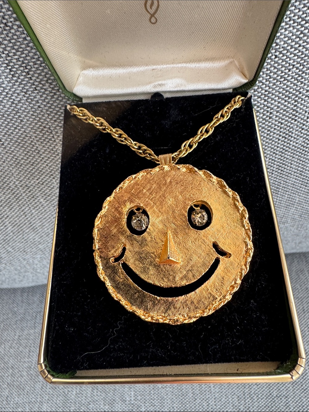 vintage 70 gold-tone smiley face pendant pin necklace with clear rhinestone eyes